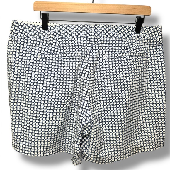 Land's End Fit 2  Bermuda Golf Shorts Geometric White & Blue Style Size 14 EUC - Picture 2 of 11